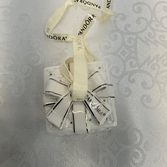 Pandora White Ceramic Gift Box Ornament 2016 - Picture 5 of 7